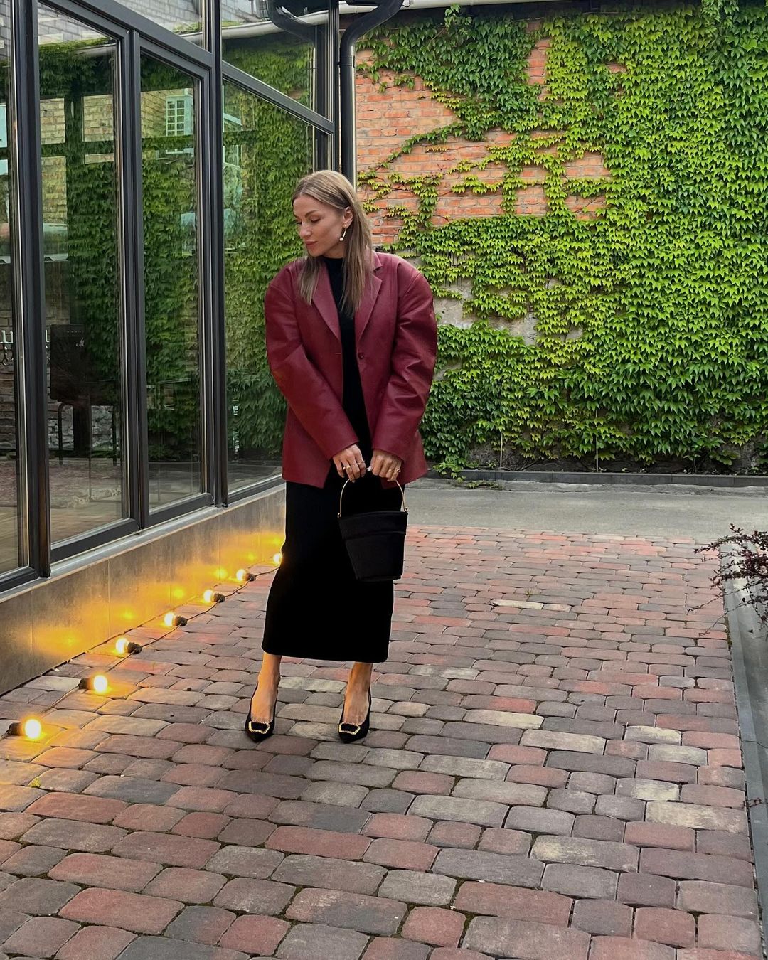 Стилист показала трендовый цвет одежды, который можно легко совмещать: модные фото